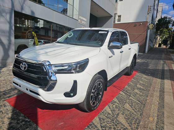 TOYOTA HILUX 2.8 D-4D TURBO DIESEL CD SRV 4X4 AUTOMÁTICO